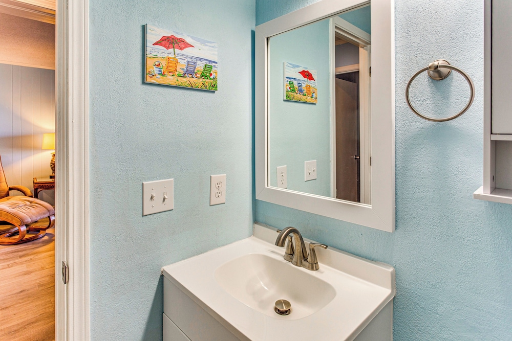 Walk to Ocean: North Myrtle Beach Condo w/ Pool