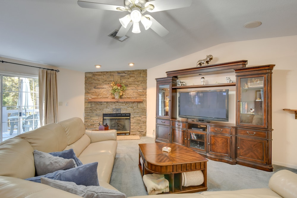 Anderson Vacations - Lovely Lake Hartwell Retreat With Dock  Grill! - Property Image 1