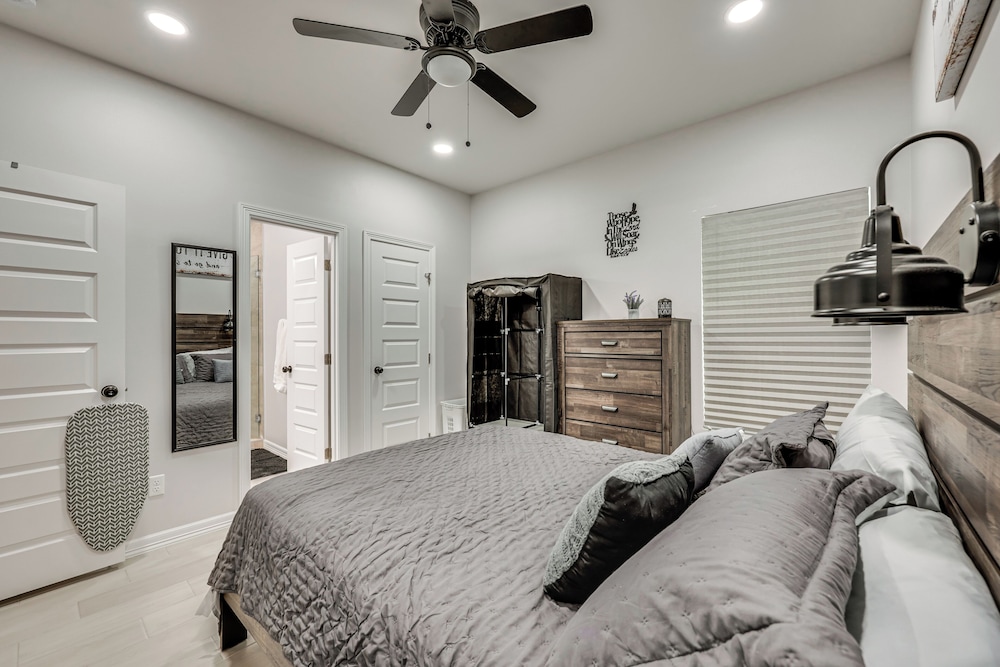4 Mi to Dtwn: Modern Apartment in Edinburg!