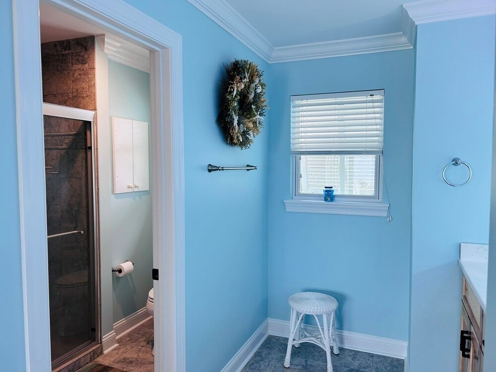 Serenity's Star 4 Bedroom Home by RedAwning
