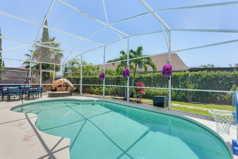 Hot Tub & Movie Theater: Family Oasis in Kissimmee