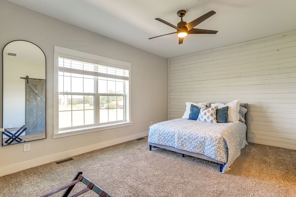 5 Mi to Lake Anna State Park: Modern Family Home!