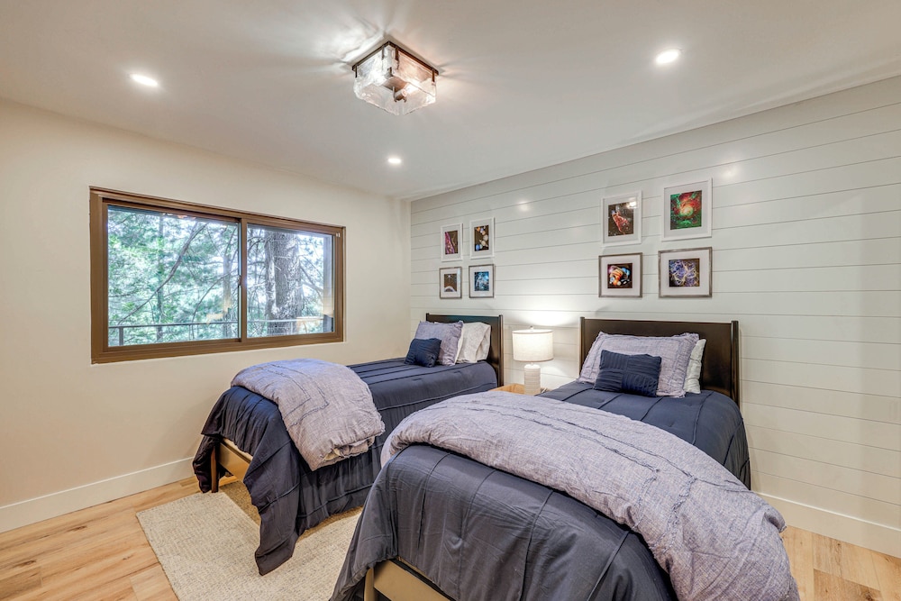 Stunning Forest Views: Luxury Lake Arrowhead Cabin