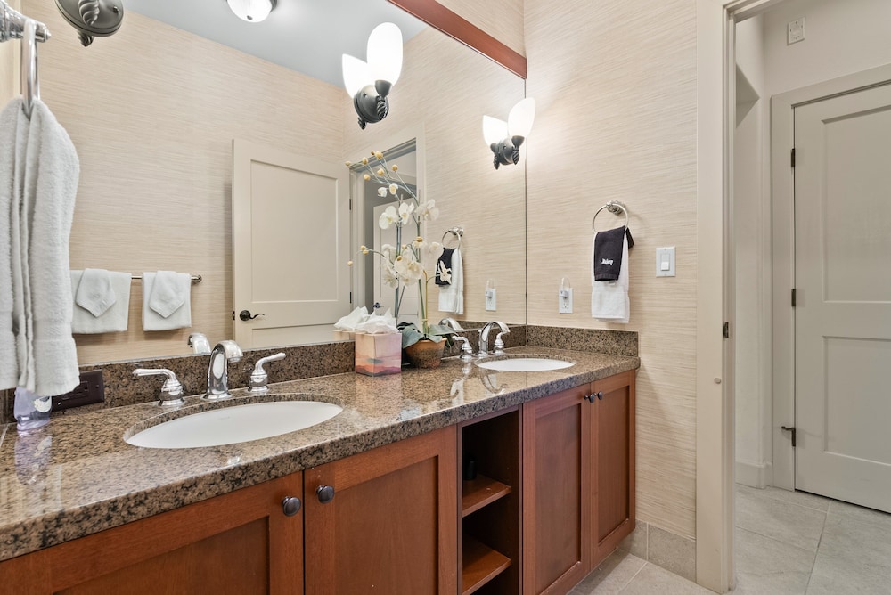 Peaceful Hawaiian Condo w Upscale Amenities - Near Dolphin Quest - Pool!- Vrkcv
