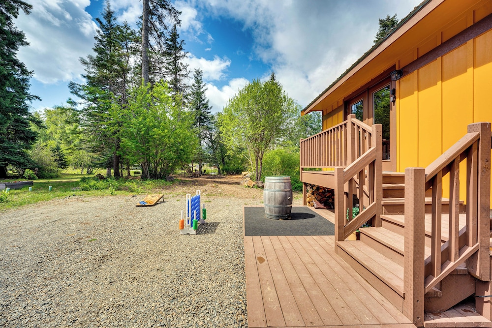 Deck & Fire Pit: Yakima River Retreat in Cle Elum