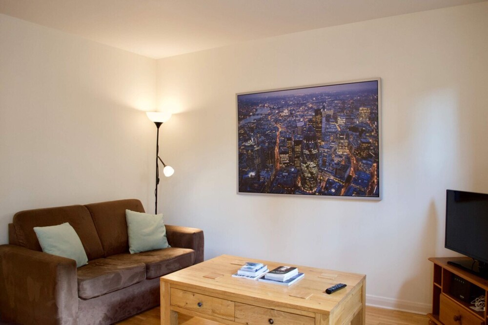 Modern 2 Bedroom City Centre Flat view 2