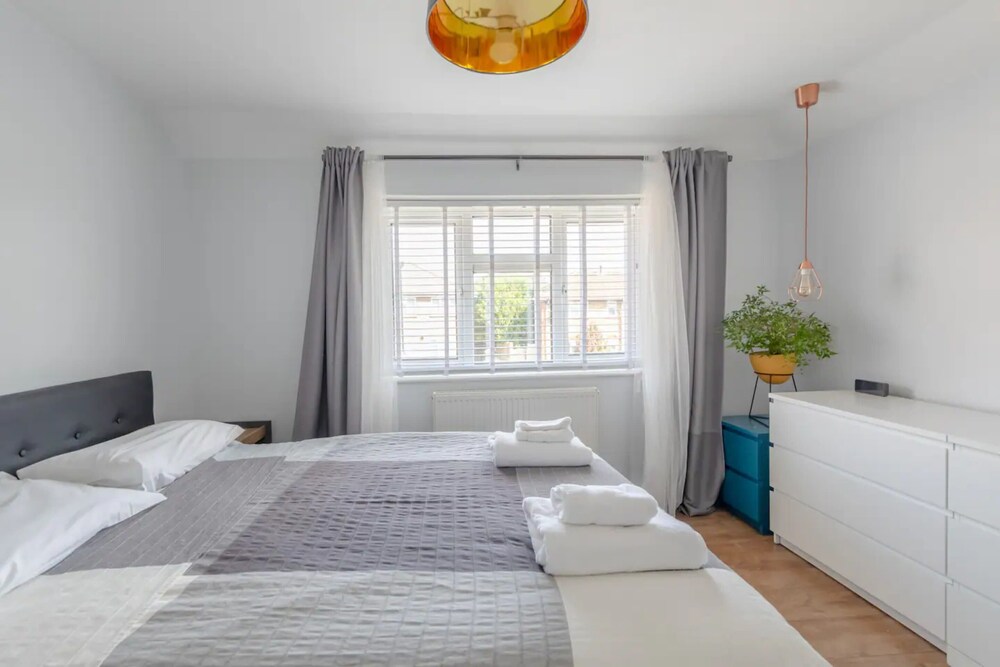 Modern & Spacious 3BD House - Canning Town