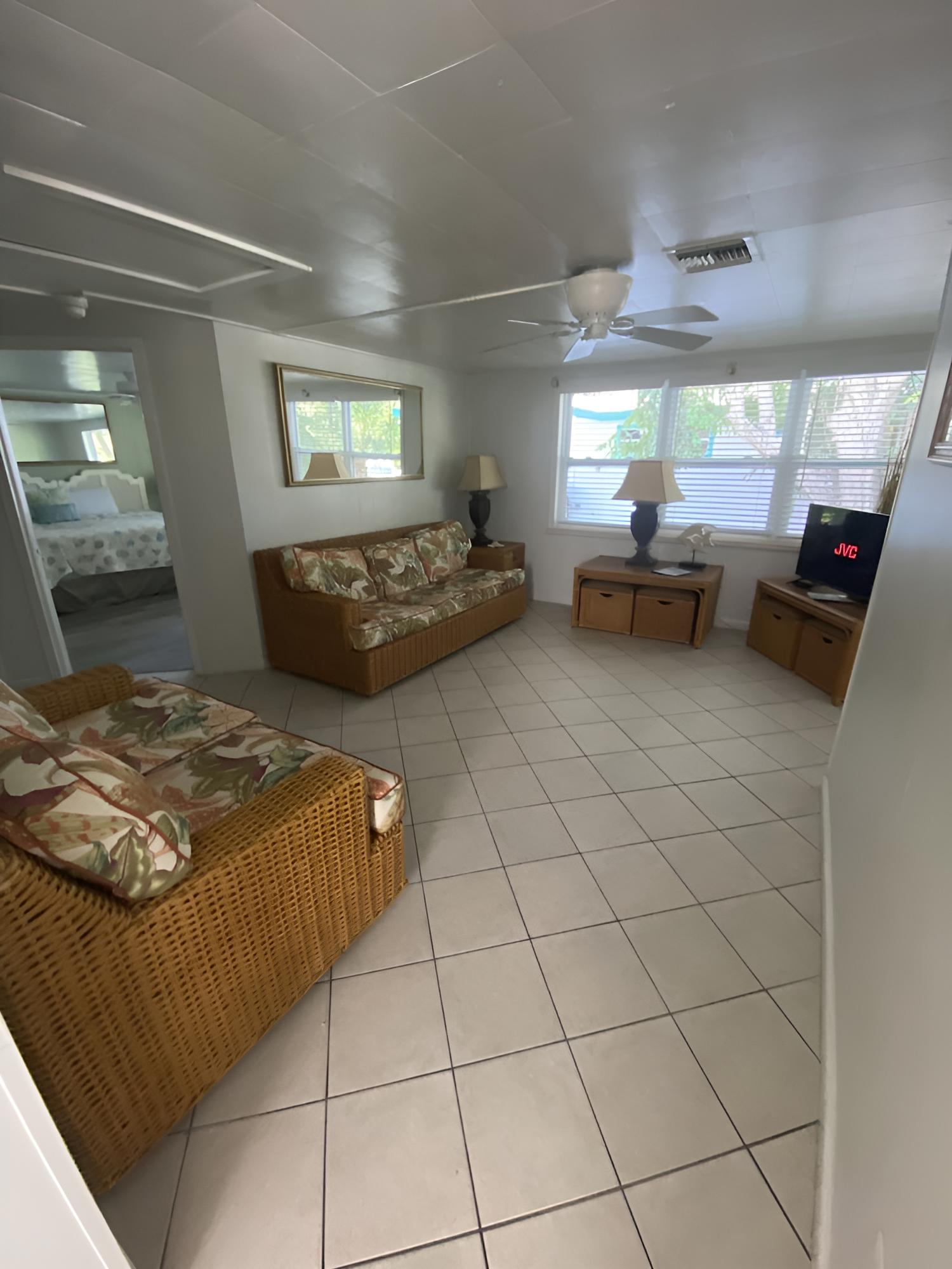 Tropical Winds Motel & Cottages