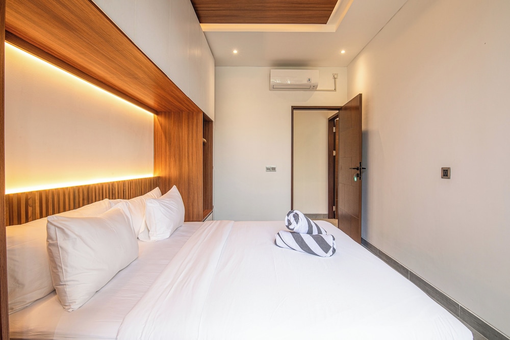 Elegant 5BR Canggu Villa 400m to Pristine Beach