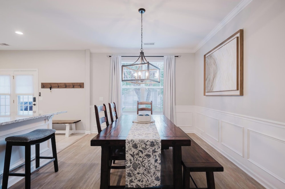 Lowcountry Lodge! In the Heart of Historic Old Town Bluffton SC