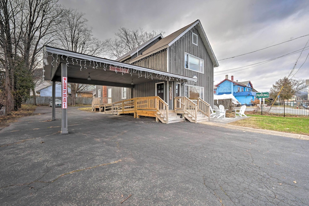 Family-friendly Retreat: Walk to Lake George!