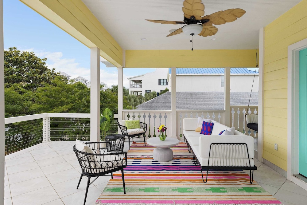 Luxe Villa Near Beach, Pool + Hottub, Chef's Kitchen Woodward Way by Avantstay