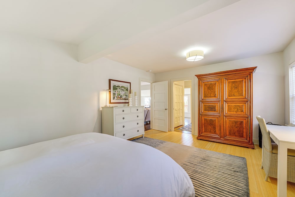 1 Mi to Dtwn Fayetteville: Home w/ Fenced Yard