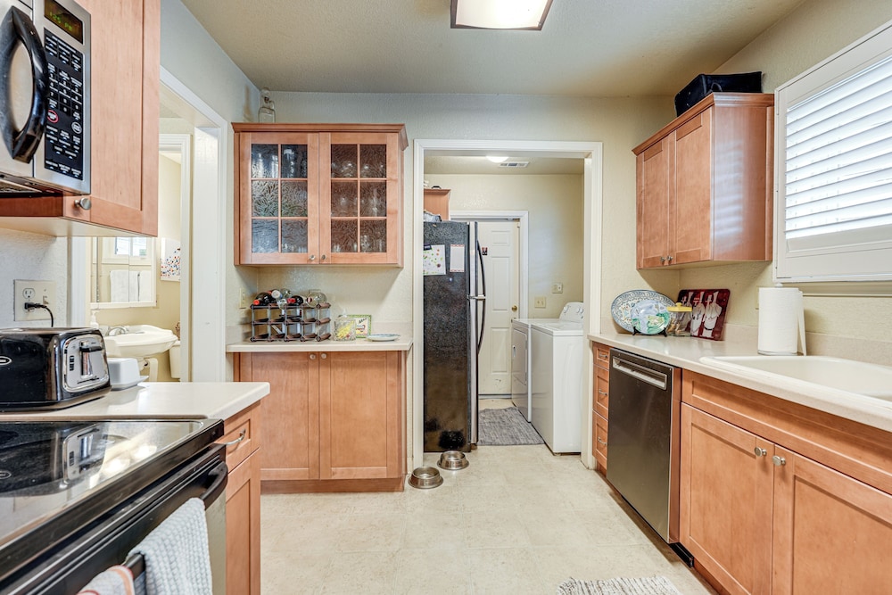 Walkable Miracle Mile Retreat w/ Peaceful Patio