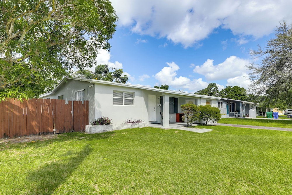 Fenced-in Yard: Home 3 Mi to Hard Rock Stadium!