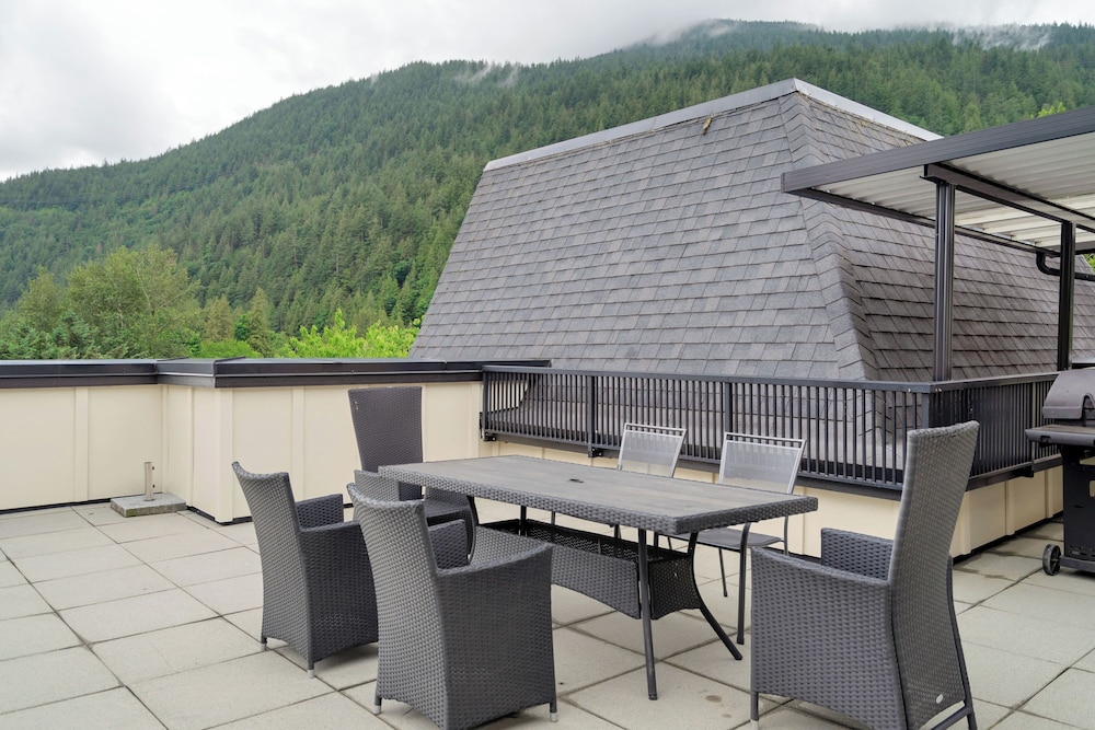 Charming 1BR Lakeside