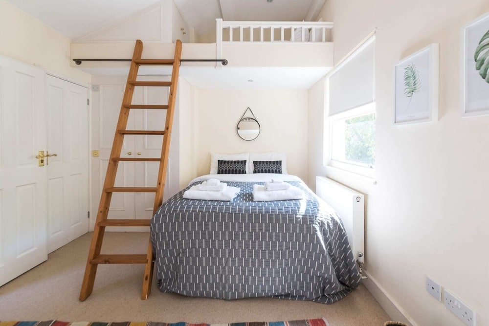 Elegant 3 Bedroom Home Located in South Kensington