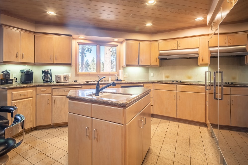 Heavenly Valley by Avantstay Home w Pool Sauna Hot Tub Game Room Tennis Crt Basketball Crt