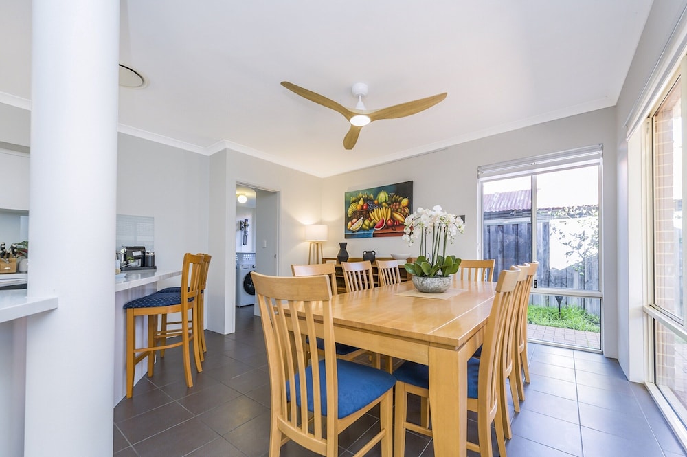 Stylish 3-bed Townhouse With Courtyard & BBQ