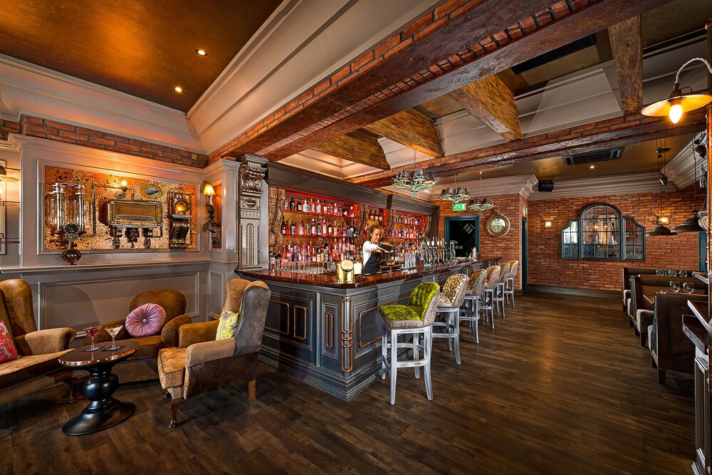 Ennis Vacations - Queens Hotel and Nightclub - Property Image 1