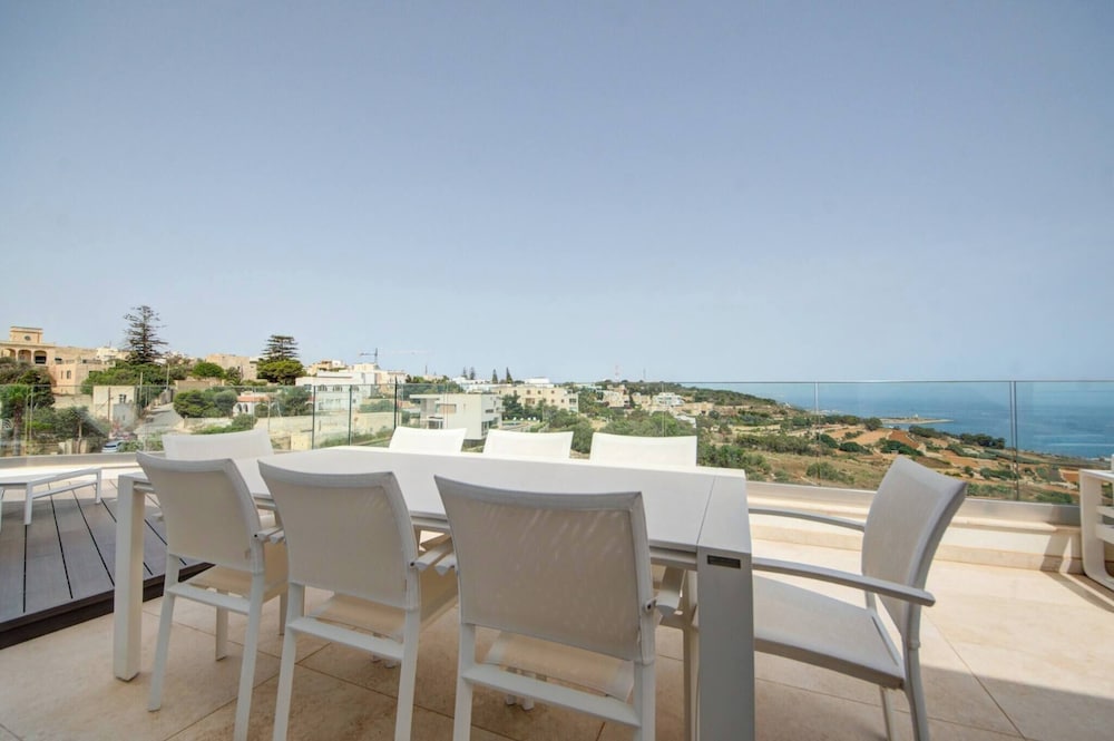 Luxury Penthouse With Private Pool and sea Views, Sleeps 6