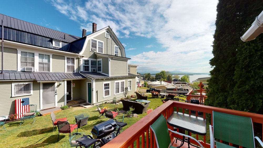 Lakeview House & Cottages