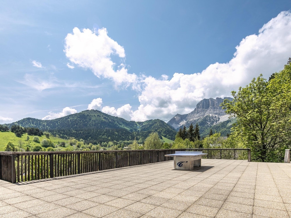 Alpine Escape Near Slopes