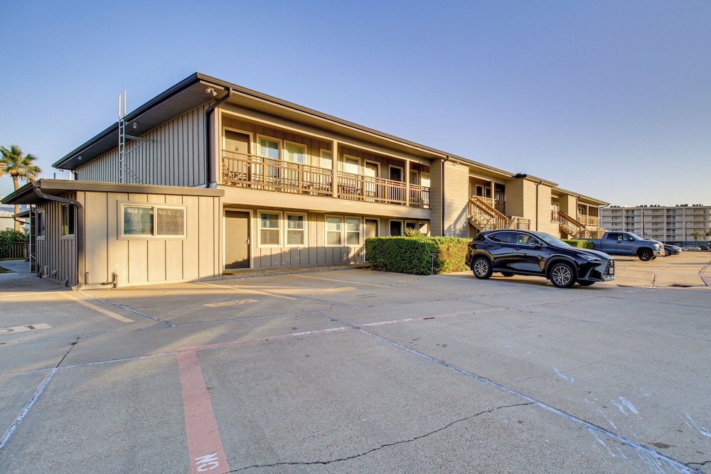 Steps to Sand: Breezy Port Aransas Condo!
