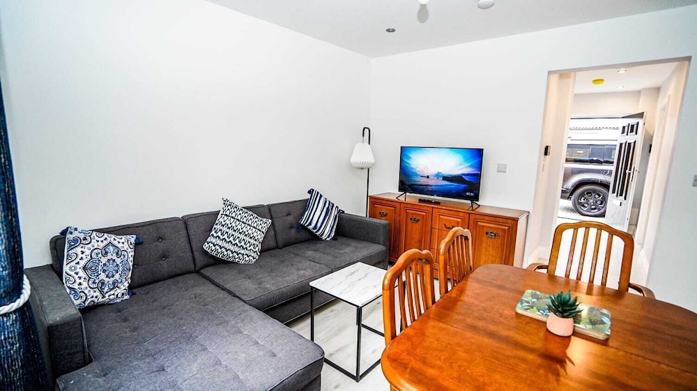 Modern 4-Bedroom Home with Free Parking