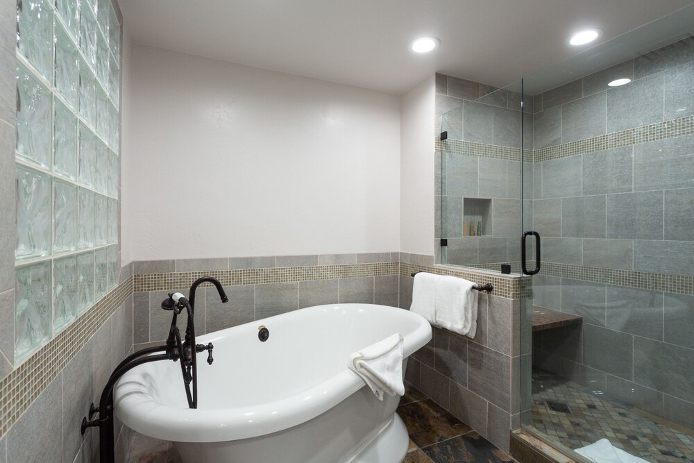 Trail's End Lodge at Deer Valley Resort - Three Bedroom Residence with Den and Spa #302 3 Condo