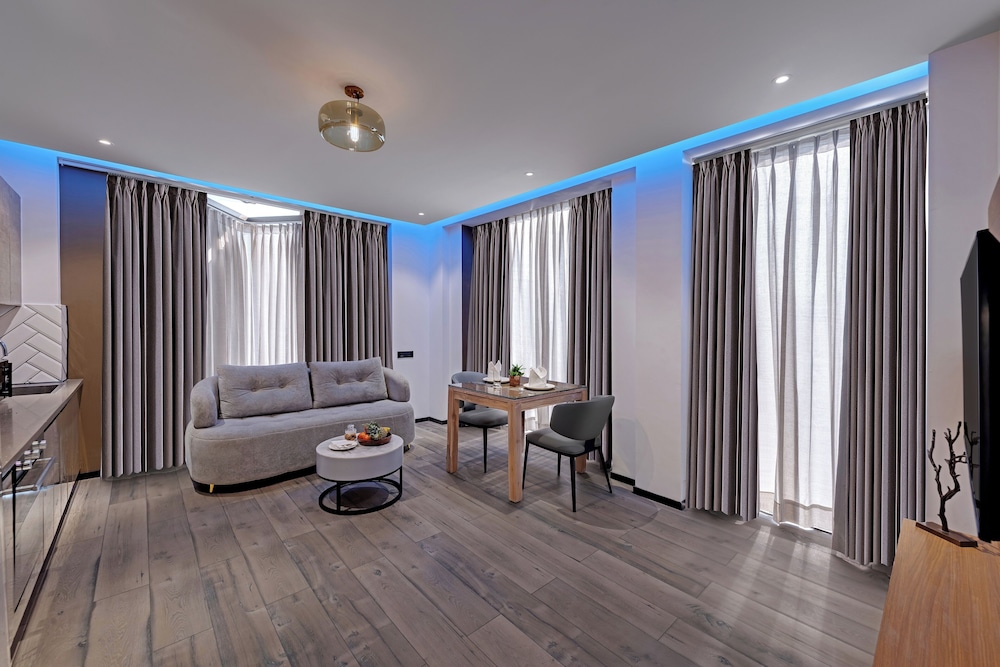 Hays AIR By Ahuja Residences - Golf Course Ext. Road & Sector 51