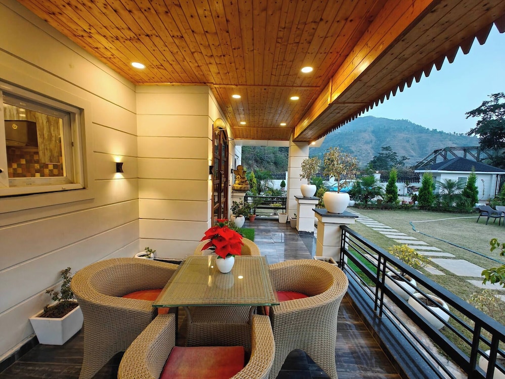The Paradise - Luxury 3BR Villa Near the Airport in Dehradun