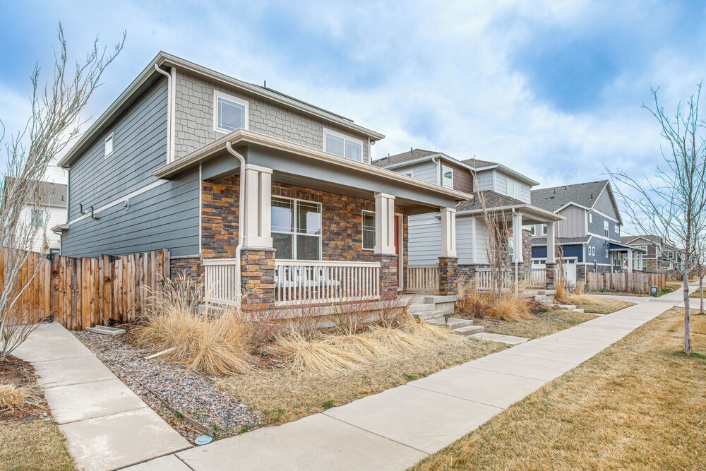 Perfect for Families! Quiet Aurora Home