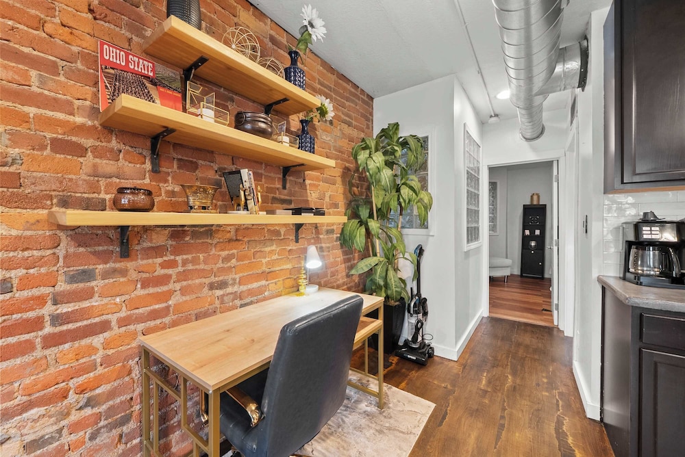 Short North Lounge Stay for 2 - Image 5