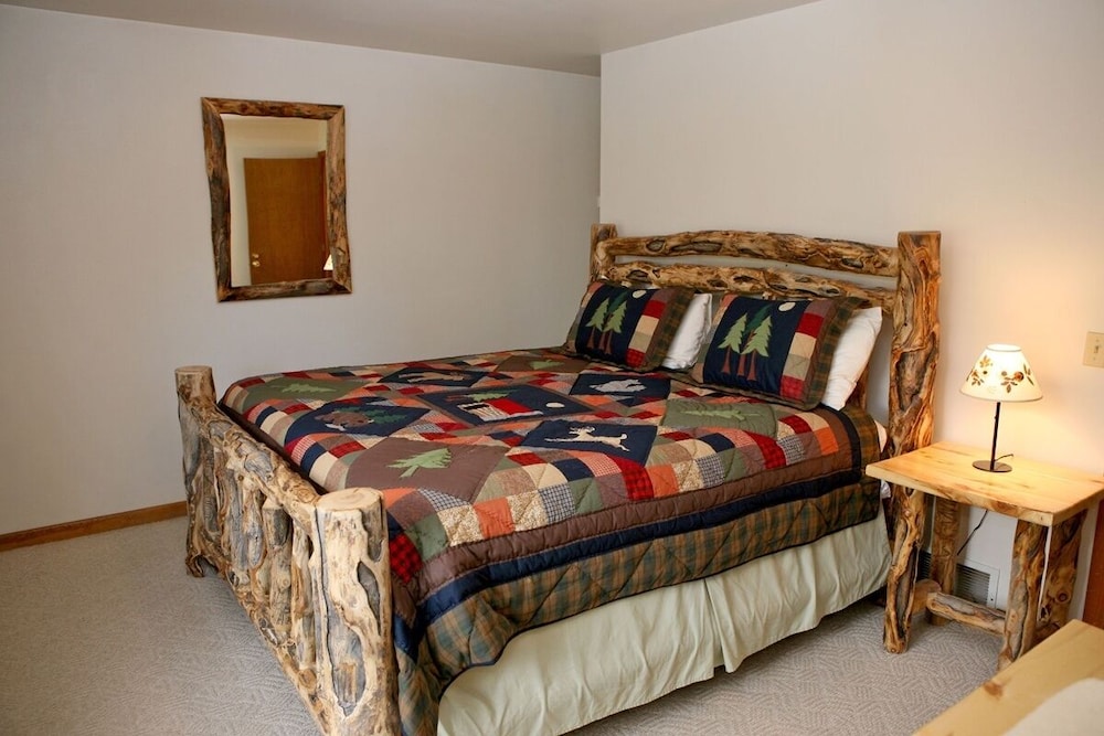 Lazy R Cottages: 14 2 Bedroom Cabin - Property Image 2