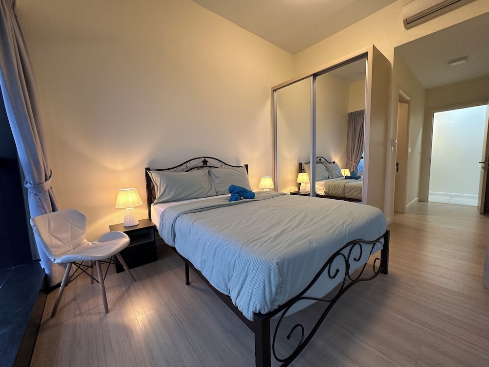 Skyline Luxe 4BR Retreat with En-suites