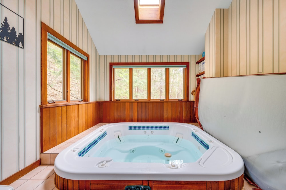 Haverhill Mtn Retreat: Hike, Ski, Relax in Hot Tub