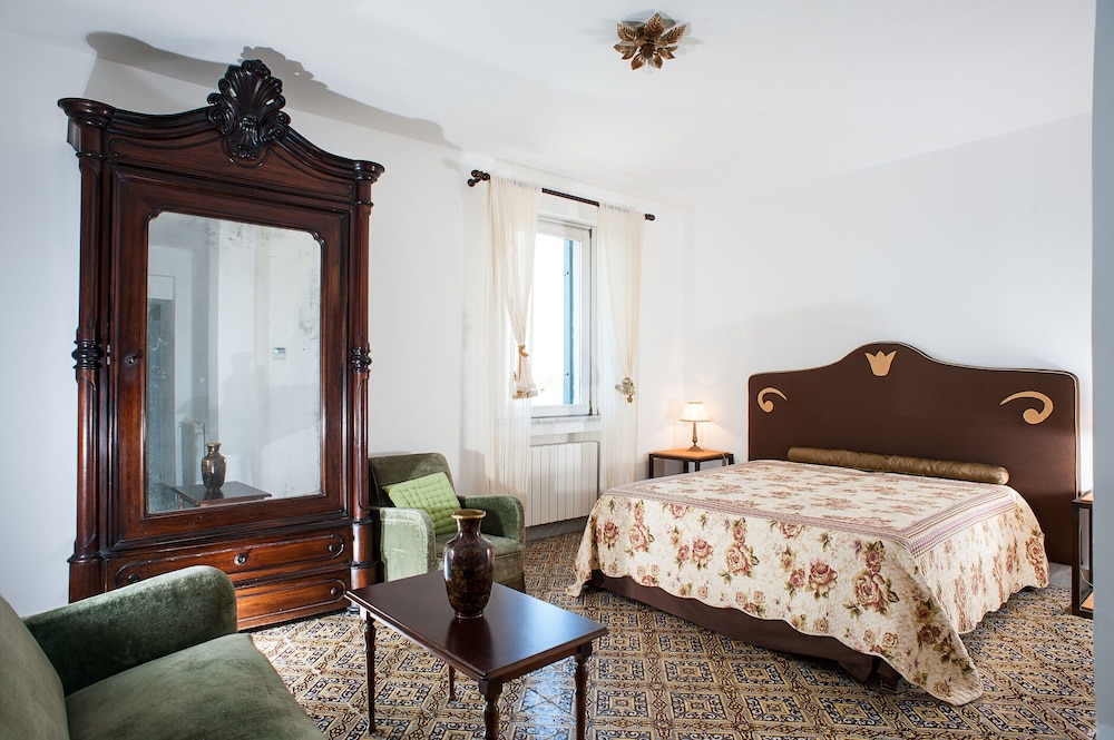 Villa in Paceco With Pool and Countryside Views