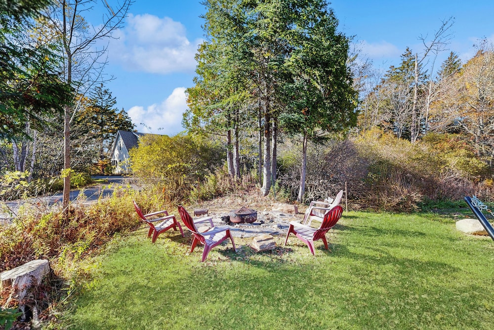 4BR House w/ Kitchen, Jetted Tub, Wifi + gas Grill