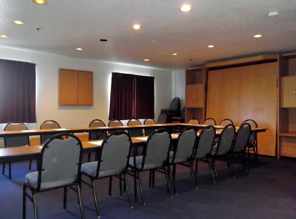 Capital O Amerihost Inn and Suites Fulton Hwy 54 MO