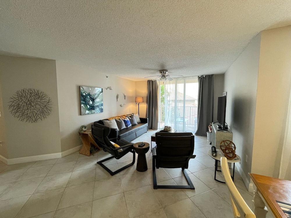 Lux Condo at Yacht Club 10min from Beach
