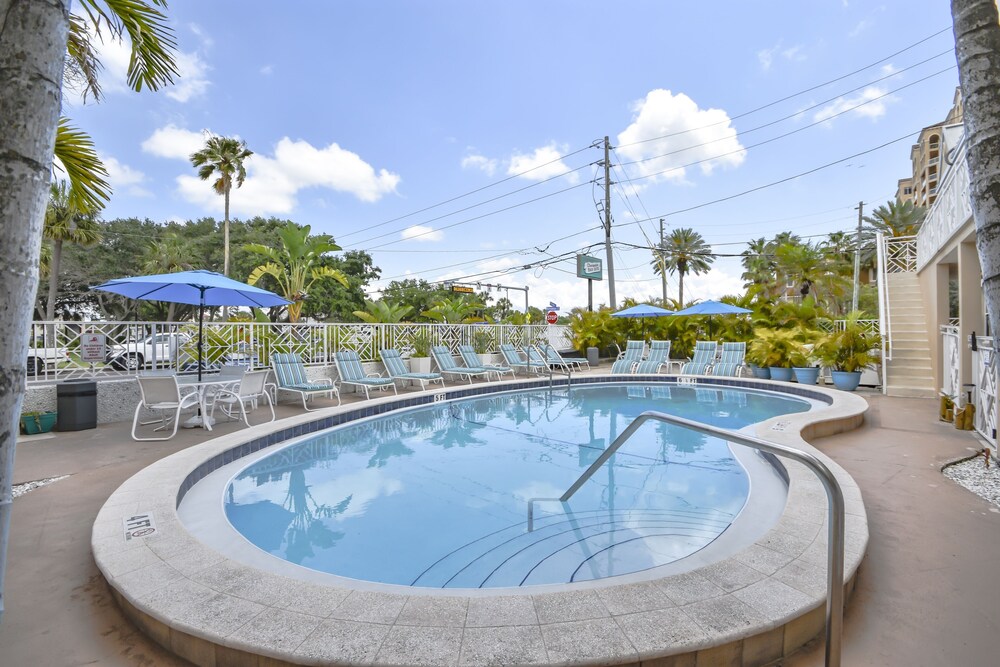 103 Clearwater Beach Suites 1 Bedroom Condo by RedAwning