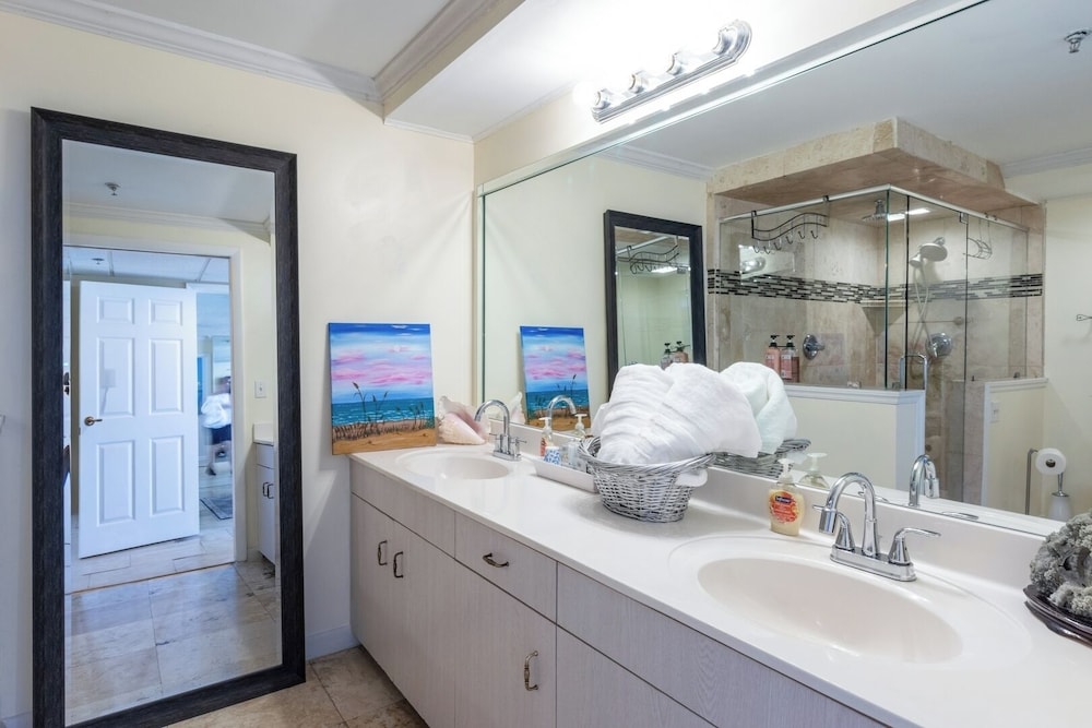 3BR Gulf-front Luxury w/ Pool Bar & Spa Baths