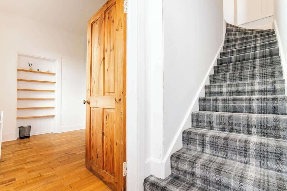 2 Bedroom House - Free Parking