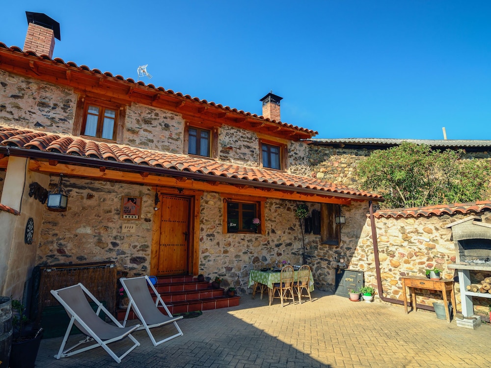Cozy Cottage in Benllera with Hot Tub photo 2