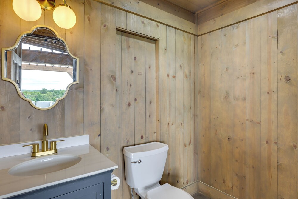 Outdoor Oasis: Luxe Flat in Mt Horeb!