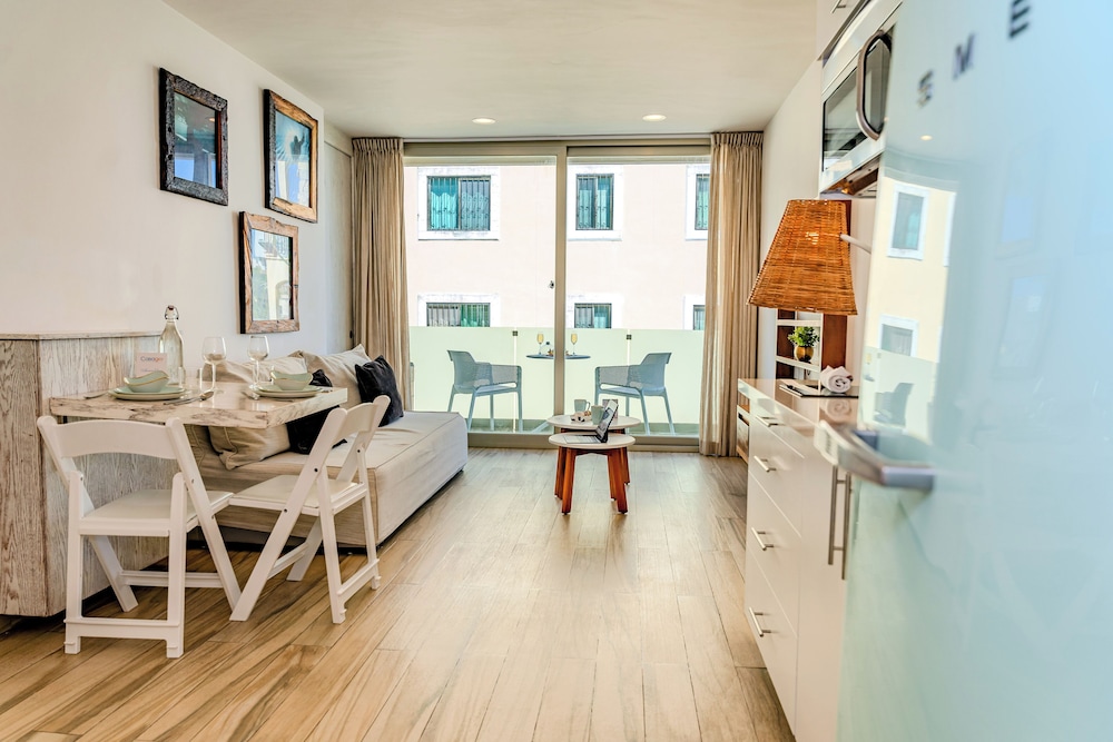 Newport House by Casago