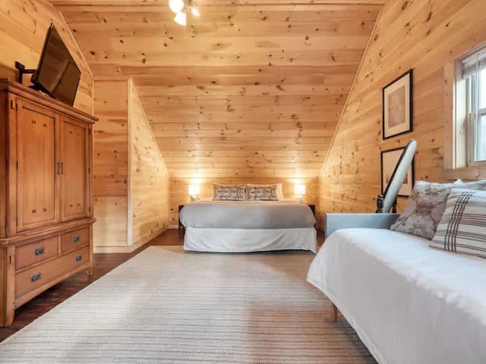 Charming Smoky Mountain Cabin w Hot tub Views