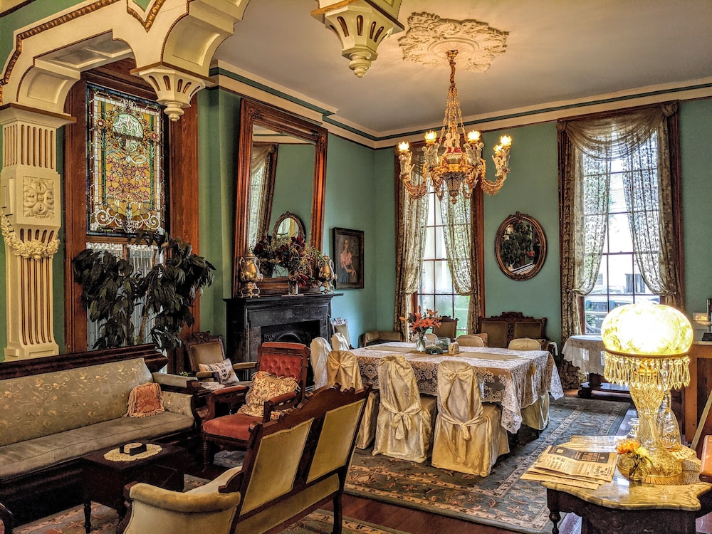 Parisian Courtyard Inn - Image 3