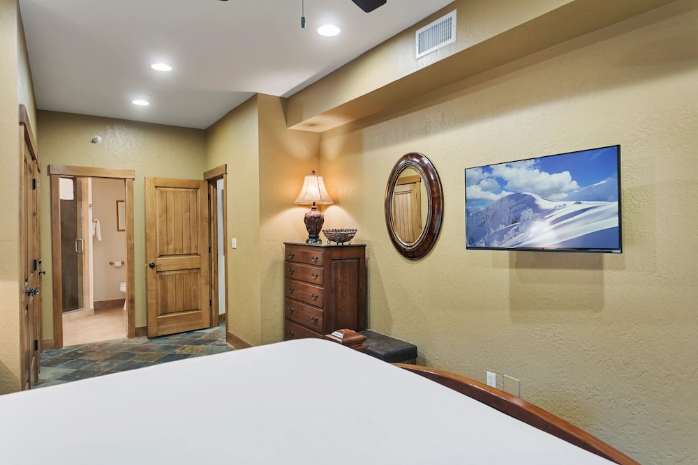 Powder Run at Deer Valley Resort - Four Bedroom Condo with Hot Tub #A32 4 Condo
